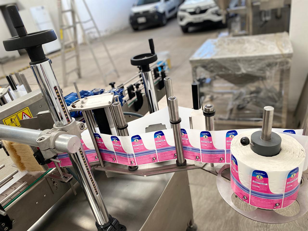 Principales Beneficios de Usar una Etiquetadora Automática en tu Producción