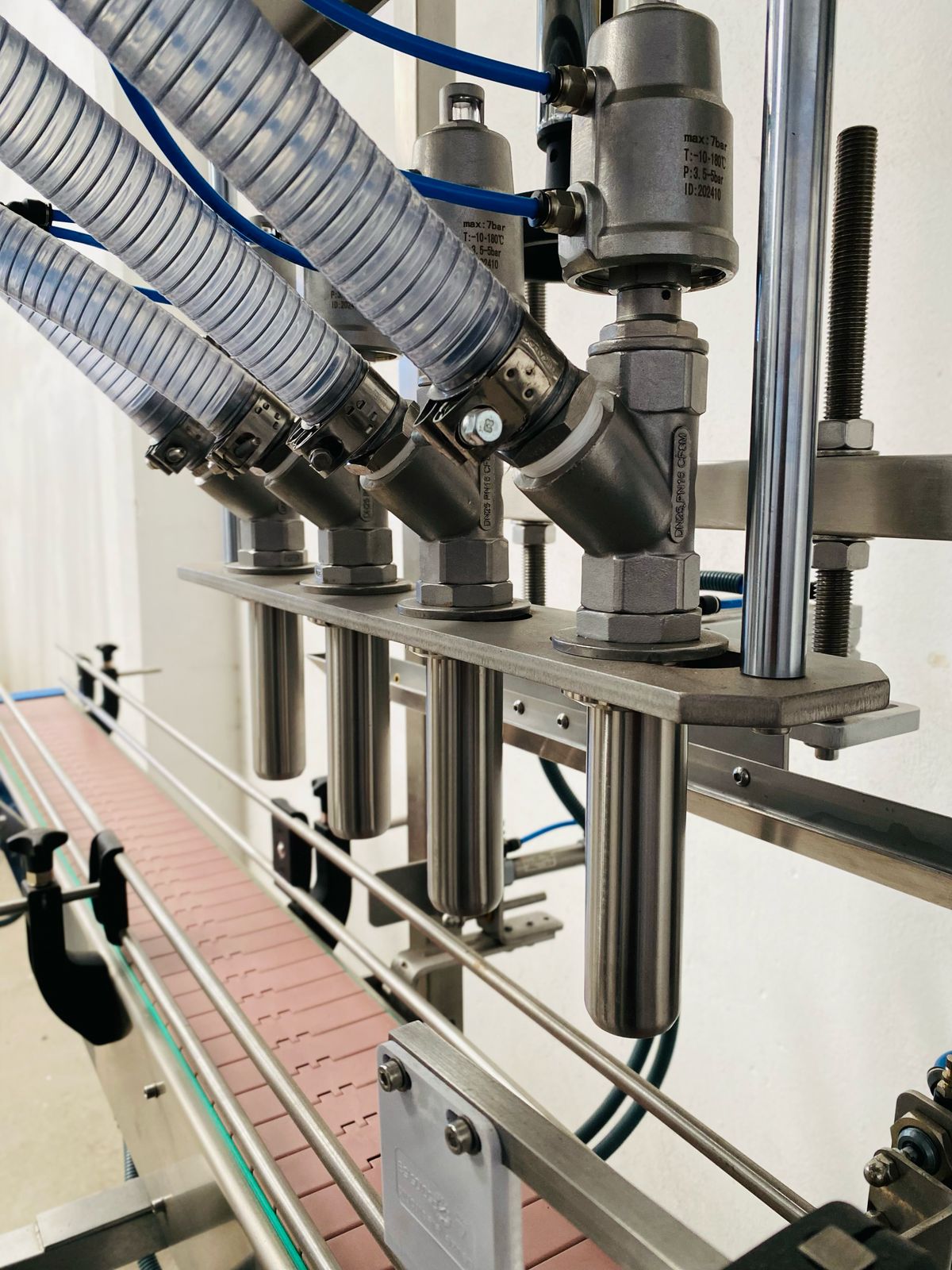 Principales Beneficios de Usar una Llenadora de Botellas de Vidrio en la Producción